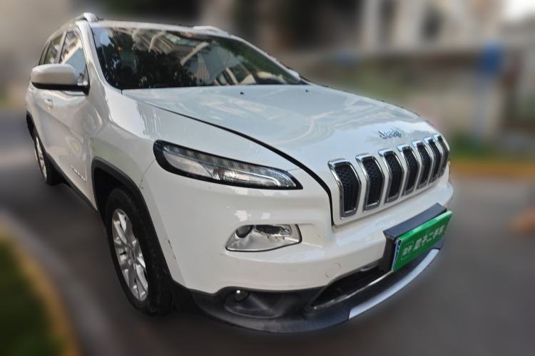 Used Jeep Cherokee 2017 2.4L Leading Smart Edition Front Right 45 Deg