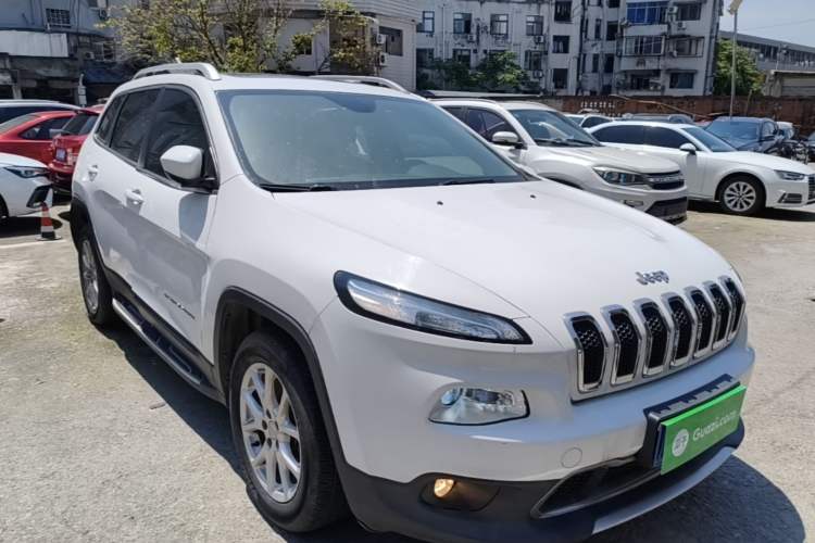 Used Jeep Cherokee 2017 2.4L Leading Edition Front Right 45 Deg