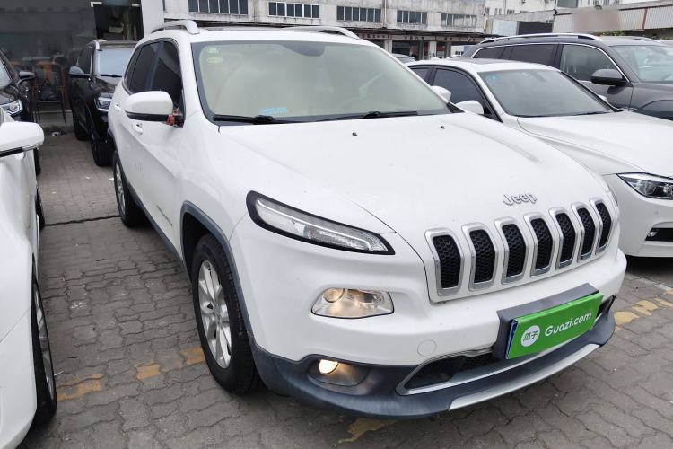 Used Jeep Cherokee 2017 2.0L Superior Edition Front Right 45 Deg