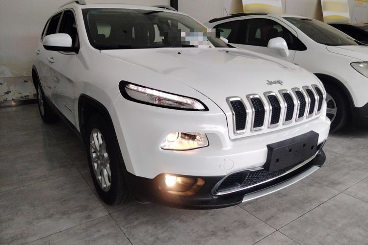 Used Jeep Cherokee 2017 2.0L Superior Edition Front Right 45 Deg