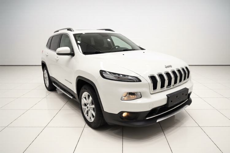 Used Jeep Cherokee 2017 2.0L Superior Edition Front Right 45 Deg