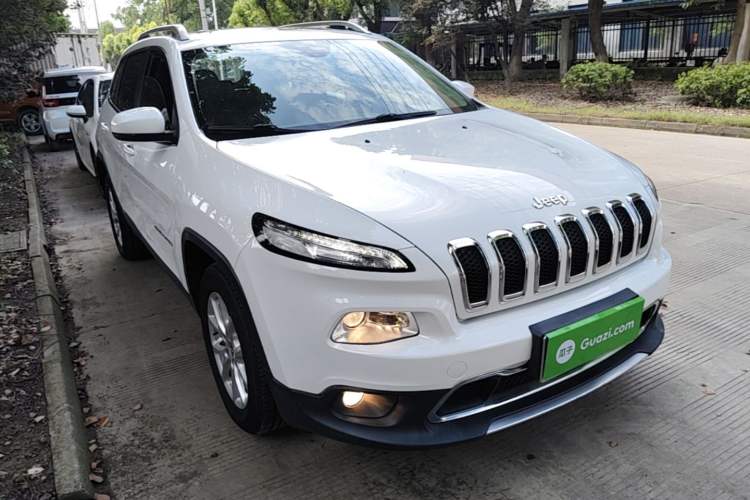 Used Jeep Cherokee 2017 2.0L Superior Edition Front Right 45 Deg
