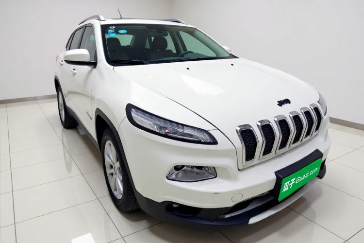 Used Jeep Cherokee 2017 2.0L Superior Edition Front Right 45 Deg