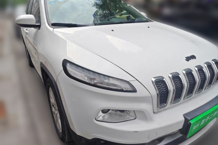 Used Jeep Cherokee 2017 2.0L Superior Edition Front Right 45 Deg