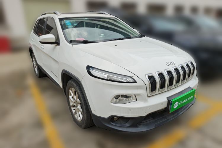 Used Jeep Cherokee 2017 2.0L Superior Edition Front Right 45 Deg