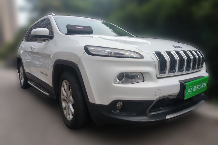 Used Jeep Cherokee 2017 2.0L Superior Edition Front Right 45 Deg