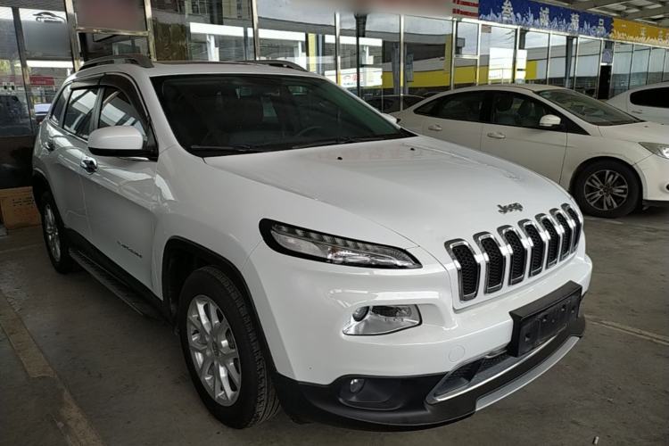 Used Jeep Cherokee 2017 2.0L Superior Edition Front Right 45 Deg
