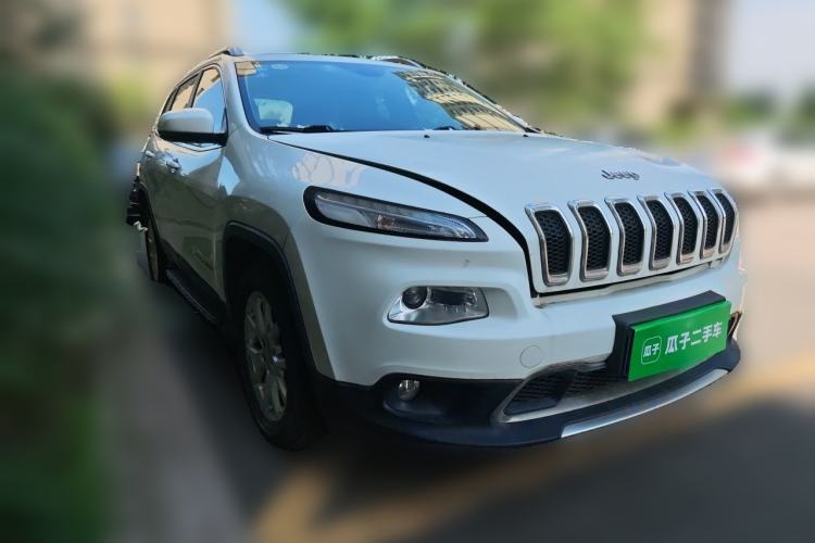 Used Jeep Cherokee 2017 2.0L Superior Edition Front Right 45 Deg