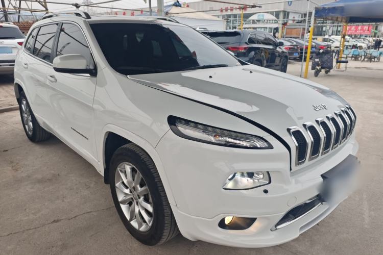 Used Jeep Cherokee 2017 2.4L Professional Smart Edition Front Right 45 Deg