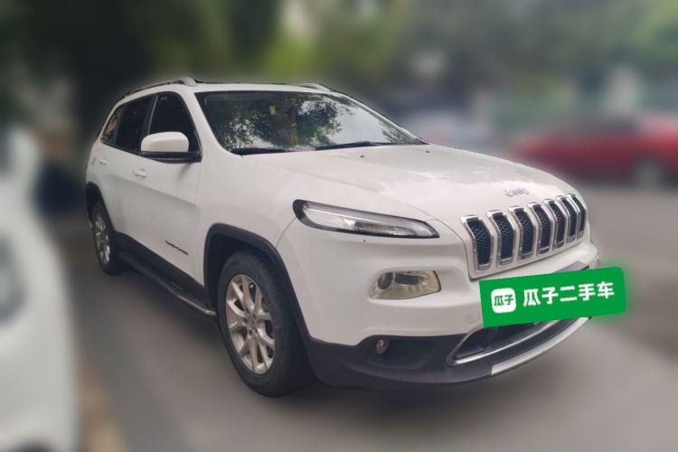 Used Jeep Cherokee 2017 2.0L Superior Edition Front Right 45 Deg