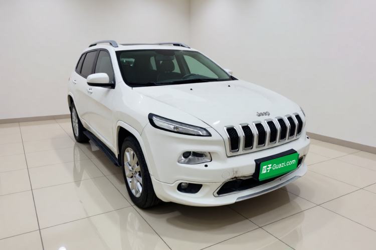 Used Jeep Cherokee 2017 2.4L Professional Smart Edition Front Right 45 Deg
