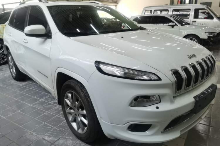 Used Jeep Cherokee 2017 2.4L Professional Edition Front Right 45 Deg