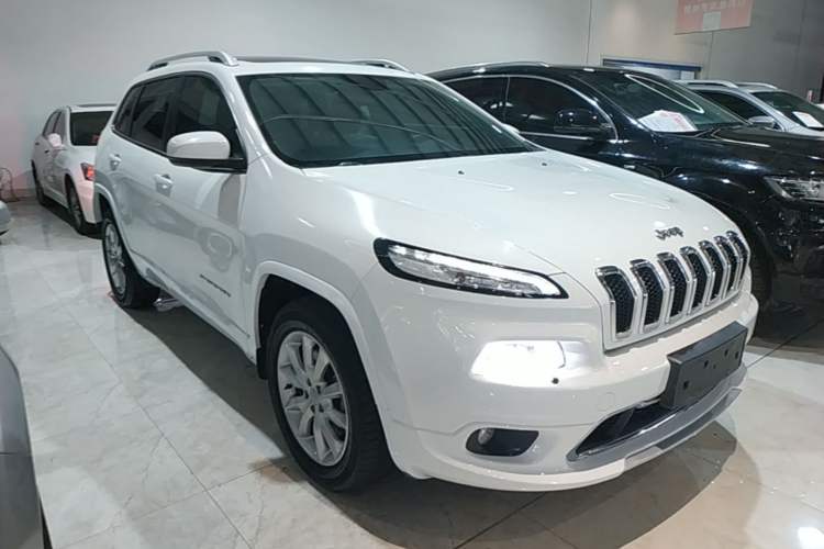 Used Jeep Cherokee 2017 2.4L Professional Smart Edition Front Right 45 Deg
