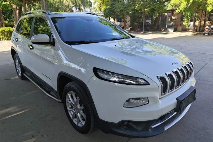 Used Jeep Cherokee 2017 2.4L Leading Edition Front Right 45 Deg