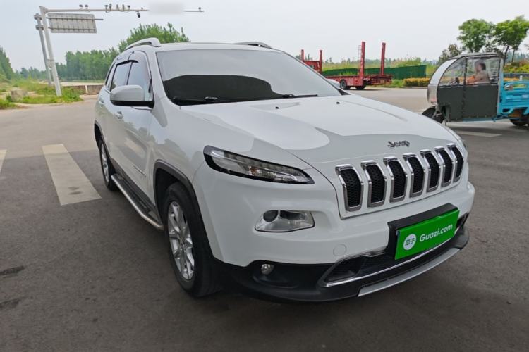 Used Jeep Cherokee 2017 2.0L Superior Edition Front Right 45 Deg