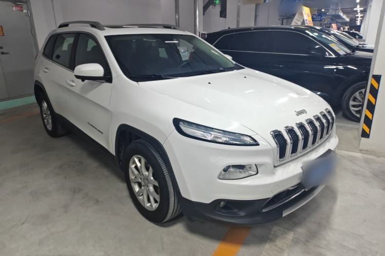 Used Jeep Cherokee 2017 2.0L Superior Edition Front Right 45 Deg