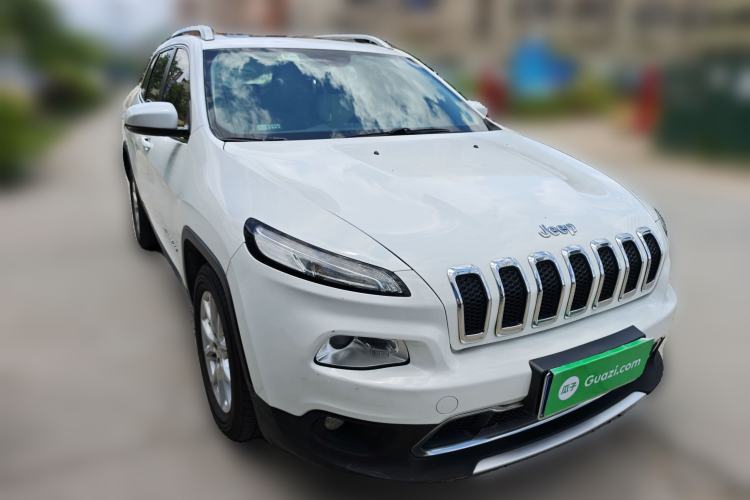 Used Jeep Cherokee 2017 2.0L Superior Edition Front Right 45 Deg
