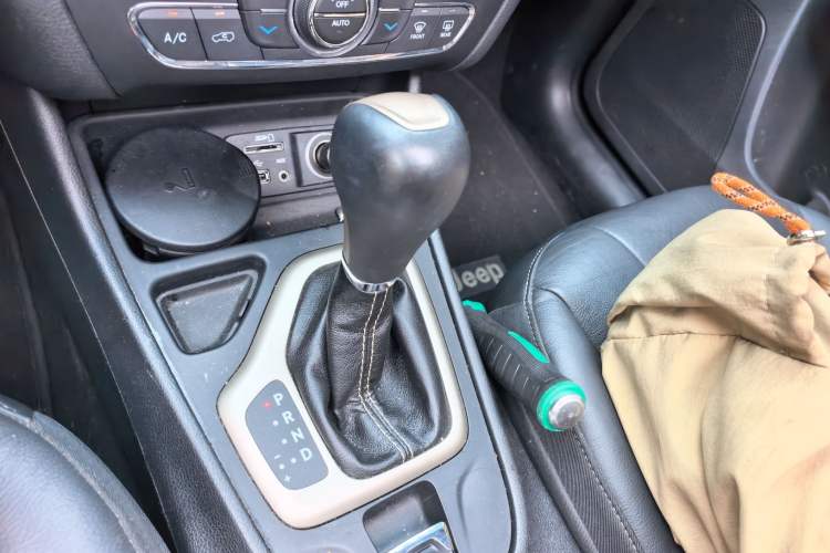 Used Jeep Cherokee 2017 2.4L Leading Smart Edition Gear Lever