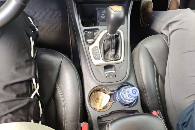 Used Jeep Cherokee 2017 2.0L Superior Edition Gear Lever