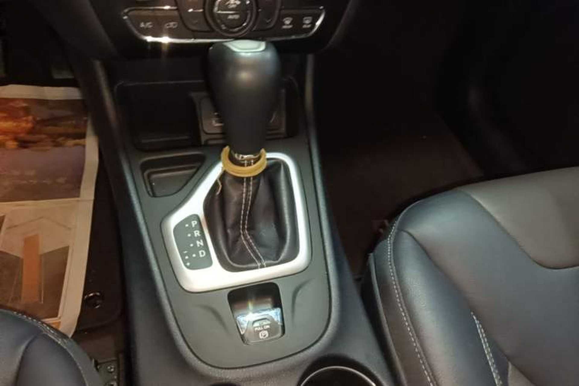 Used Jeep Cherokee 2017 2.0L Superior Edition Gear Lever