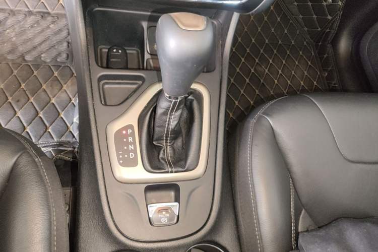 Used Jeep Cherokee 2017 2.4L Leading Smart Edition Gear Lever