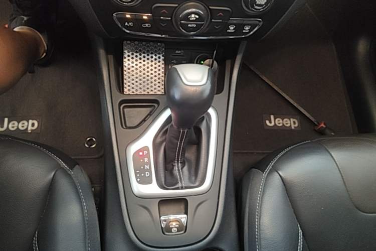 Used Jeep Cherokee 2017 2.4L Leading Smart Edition Gear Lever