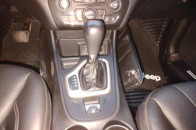Used Jeep Cherokee 2017 2.4L Leading Edition Gear Lever