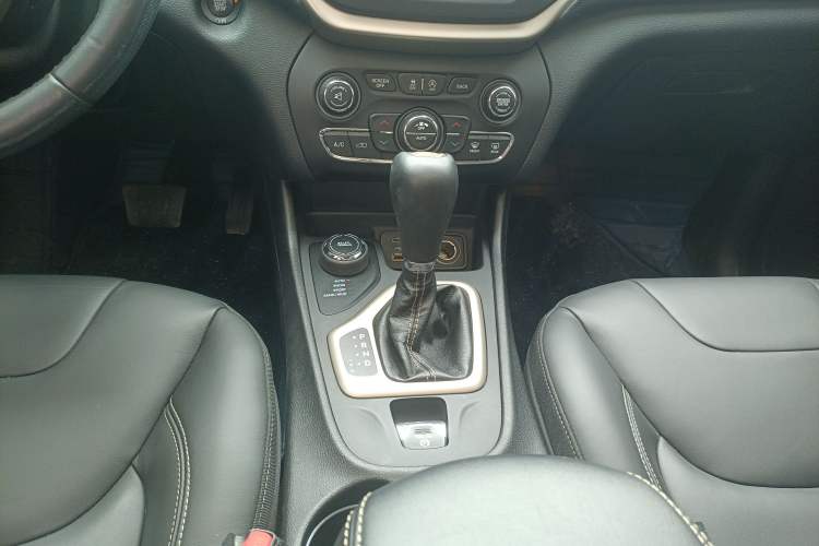 Used Jeep Cherokee 2017 2.4L Professional Smart Edition Gear Lever