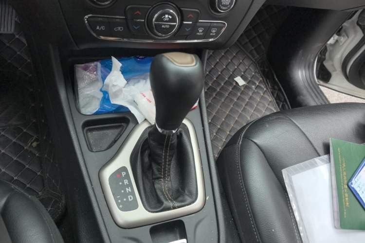 Used Jeep Cherokee 2017 2.4L Leading Edition Gear Lever