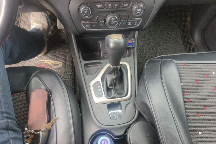 Used Jeep Cherokee 2017 2.0L Superior Edition Gear Lever