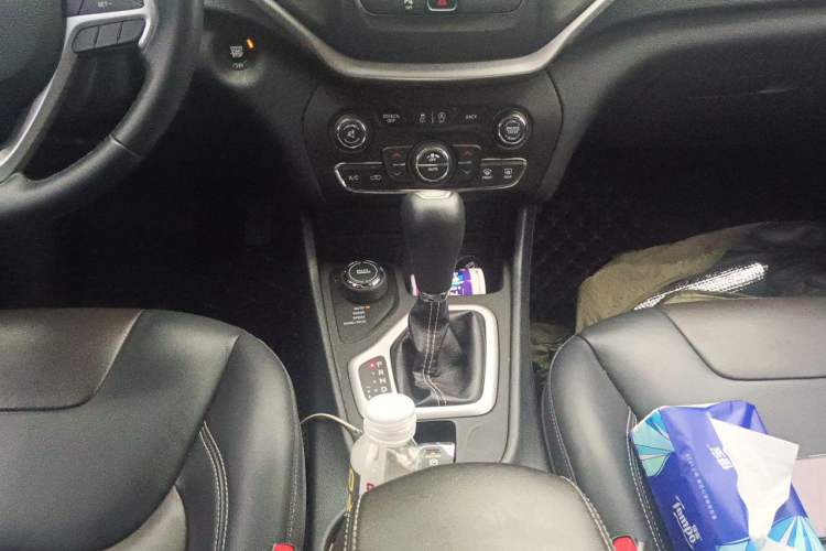 Used Jeep Cherokee 2017 2.4L Professional Edition Gear Lever