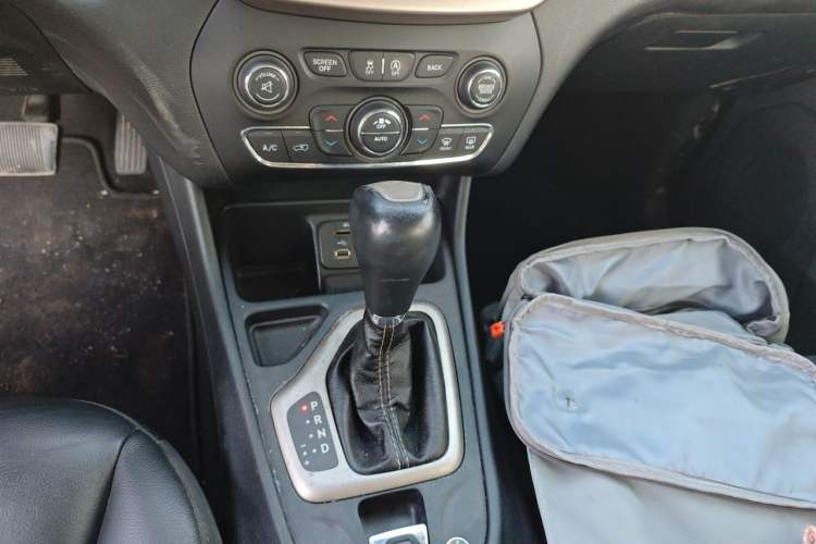 Used Jeep Cherokee 2017 2.4L Leading Smart Edition Gear Lever