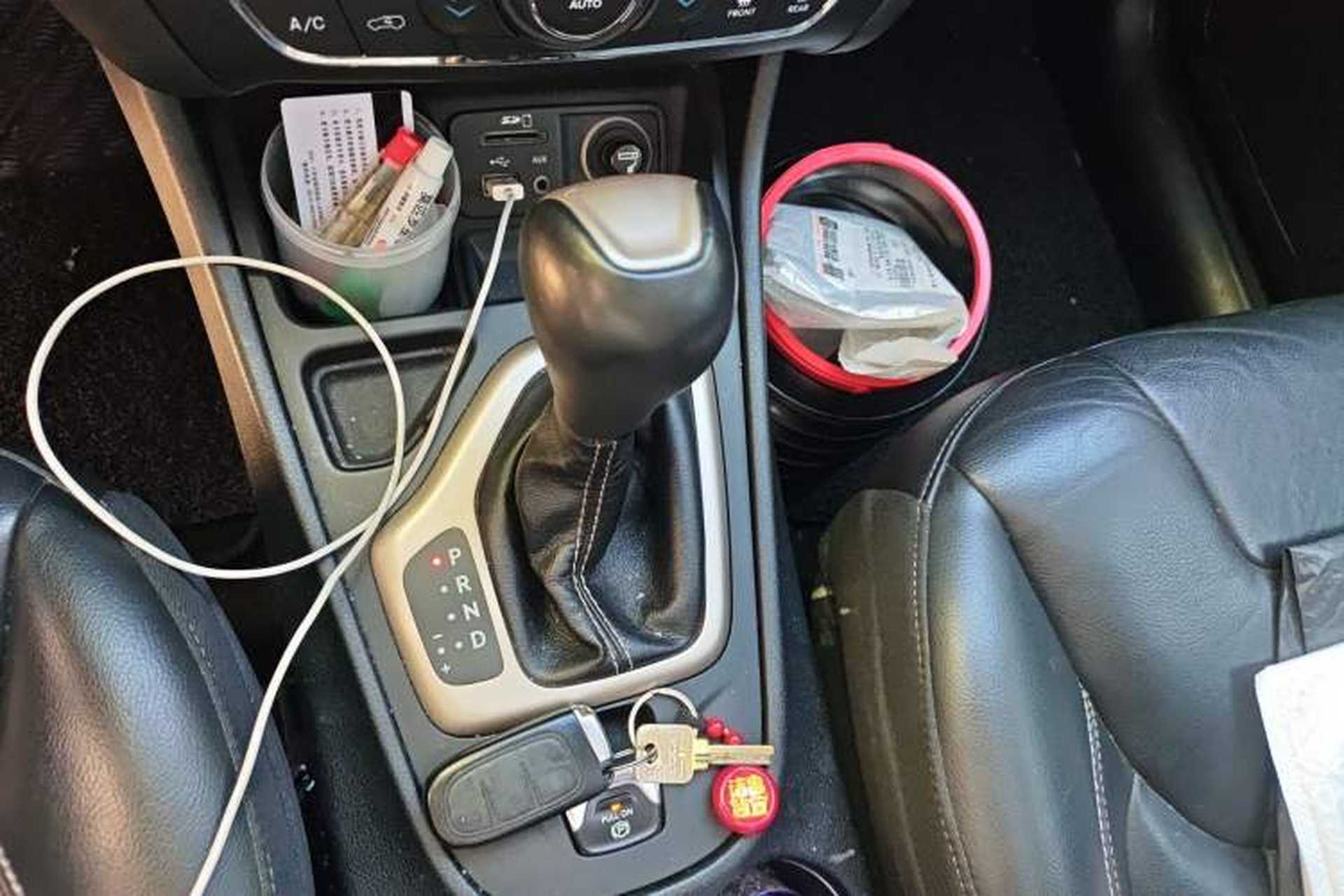 Used Jeep Cherokee 2017 2.0L Superior Edition Gear Lever