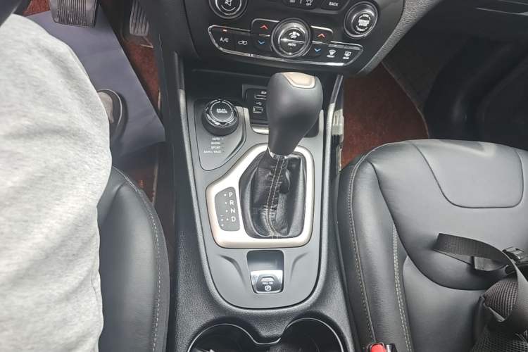 Used Jeep Cherokee 2017 2.4L Excellence Edition Gear Lever