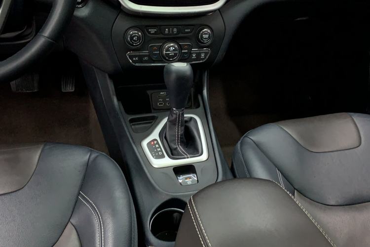 Used Jeep Cherokee 2017 2.4L Leading Edition Gear Lever