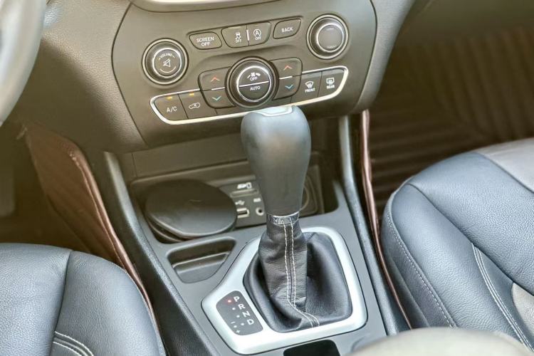 Used Jeep Cherokee 2017 2.4L Leading Edition Gear Lever