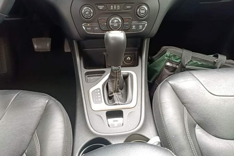Used Jeep Cherokee 2017 2.4L Leading Smart Edition Gear Lever