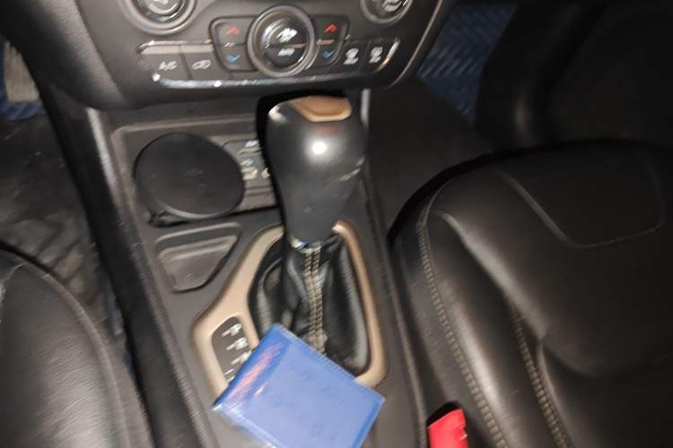 Used Jeep Cherokee 2017 2.4L Leading Edition Gear Lever