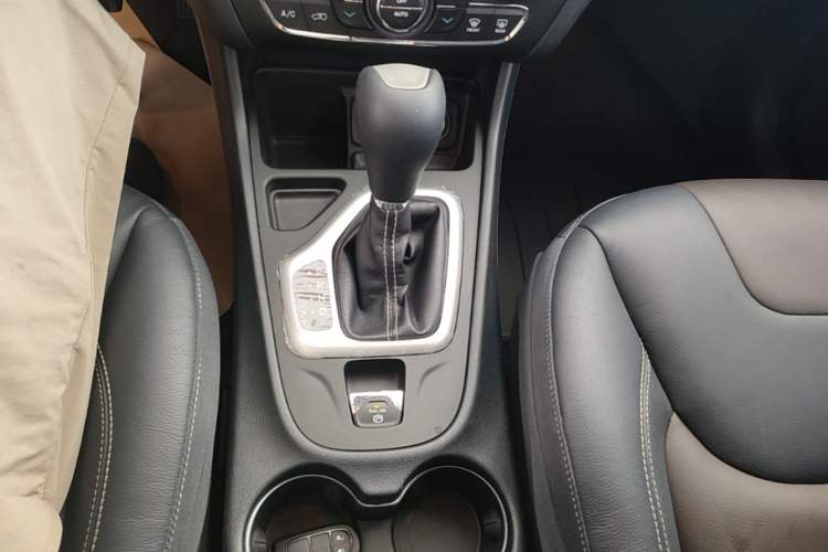 Used Jeep Cherokee 2017 2.4L Leading Edition Gear Lever
