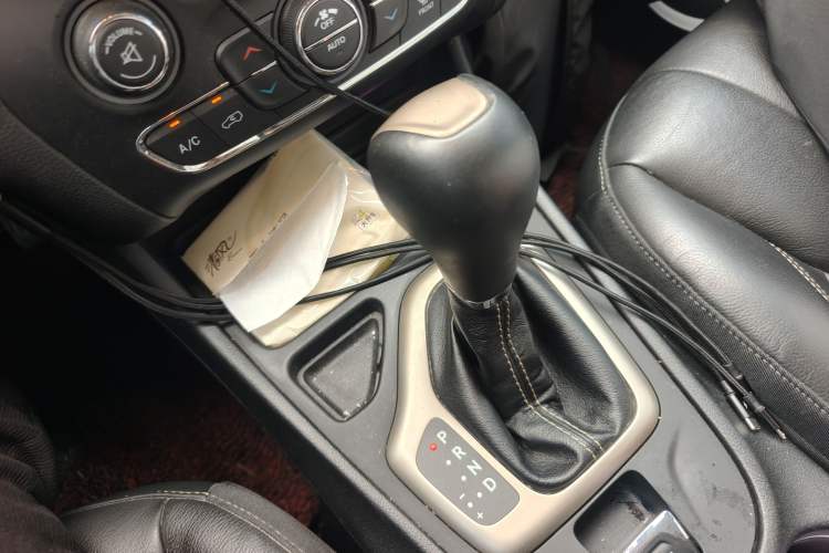 Used Jeep Cherokee 2017 2.4L Leading Edition Gear Lever