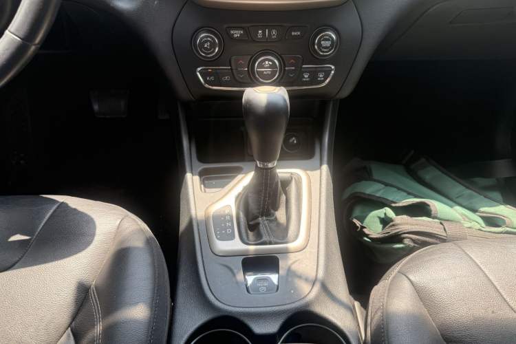 Used Jeep Cherokee 2017 2.4L Leading Smart Edition Gear Lever
