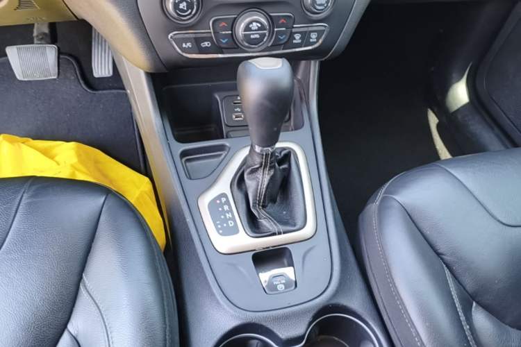 Used Jeep Cherokee 2017 2.4L Leading Edition Gear Lever