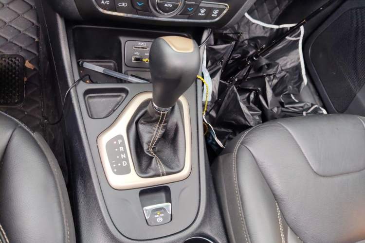 Used Jeep Cherokee 2017 2.0L Superior Edition Gear Lever