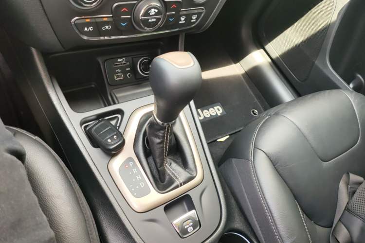 Used Jeep Cherokee 2017 2.0L Superior Edition Gear Lever