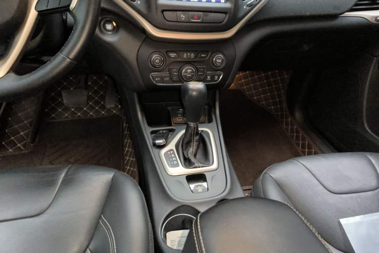 Used Jeep Cherokee 2017 2.0L Superior Edition Gear Lever