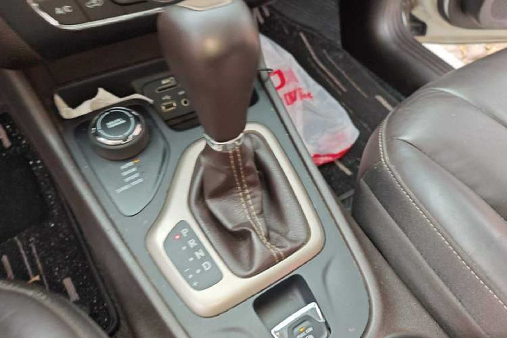 Used Jeep Cherokee 2017 2.4L Professional Smart Edition Gear Lever