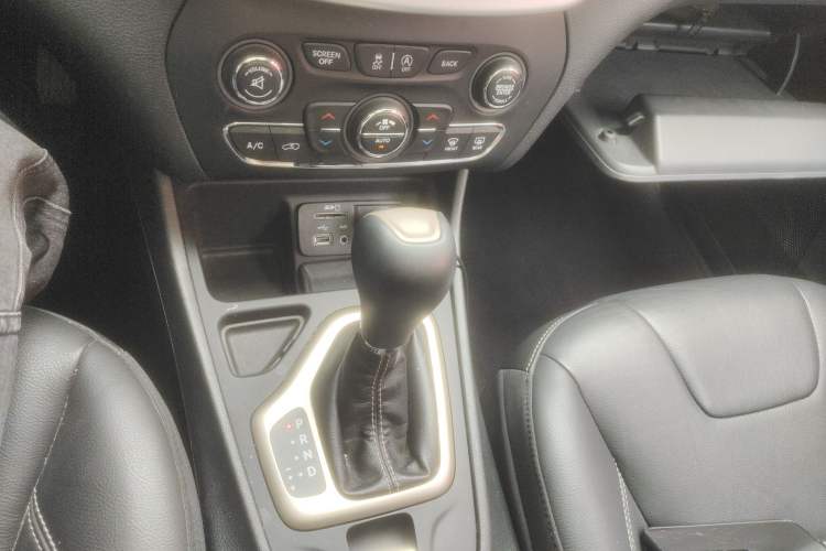 Used Jeep Cherokee 2017 2.4L Leading Edition Gear Lever