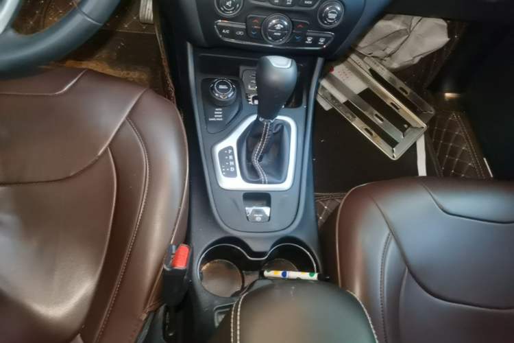 Used Jeep Cherokee 2017 2.4L Professional Edition Gear Lever