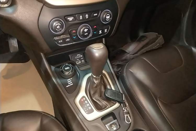 Used Jeep Cherokee 2017 2.4L Professional Smart Edition Gear Lever