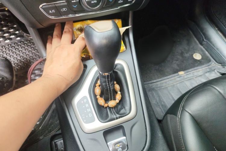 Used Jeep Cherokee 2017 2.0L Superior Edition Gear Lever